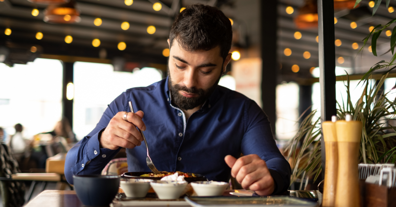 Psychology says people who stack their plates and tidy up before leaving a restaurant aren't trying to impress anyone — they never forgot what it felt like to be the one who had to clean up after people who didn't